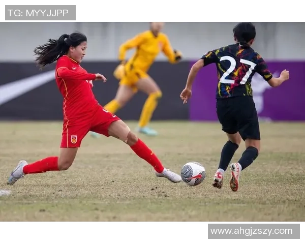 足球明星与女生的野外足球激情瞬间精彩图片分享 足球明星与女生的野外足球激情瞬间精彩图片分享