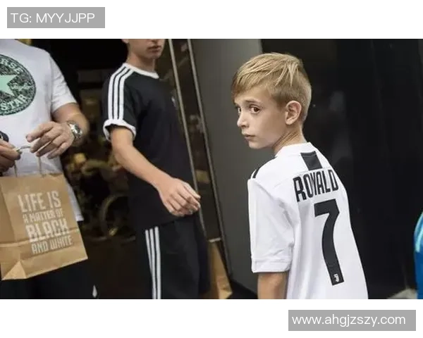 足球明星的时尚日常穿搭解析与风格分享让你也能成为街头焦点 足球明星的时尚日常穿搭解析与风格分享让你也能成为街头焦点