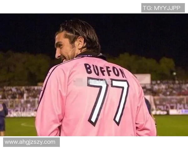 足球明星穿粉色球衣展现时尚魅力引领潮流风尚 足球明星穿粉色球衣展现时尚魅力引领潮流风尚