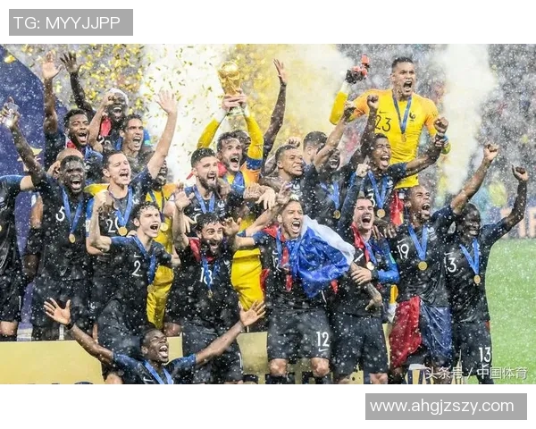 足球明星系列壁纸尽显球场风采与激情瞬间带你领略足球世界的魅力与荣耀 足球明星系列壁纸尽显球场风采与激情瞬间带你领略足球世界的魅力与荣耀